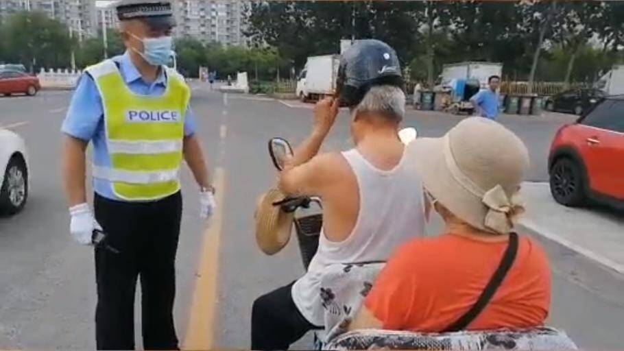 濱州市舉辦“一盔一帶 平安‘童’行”志愿勸導(dǎo)活動(dòng)