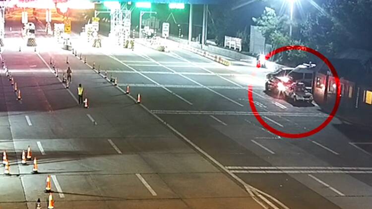 威海：女子拿驾照10天，凌晨倒车撞上警车，一查竟是醉酒驾驶！