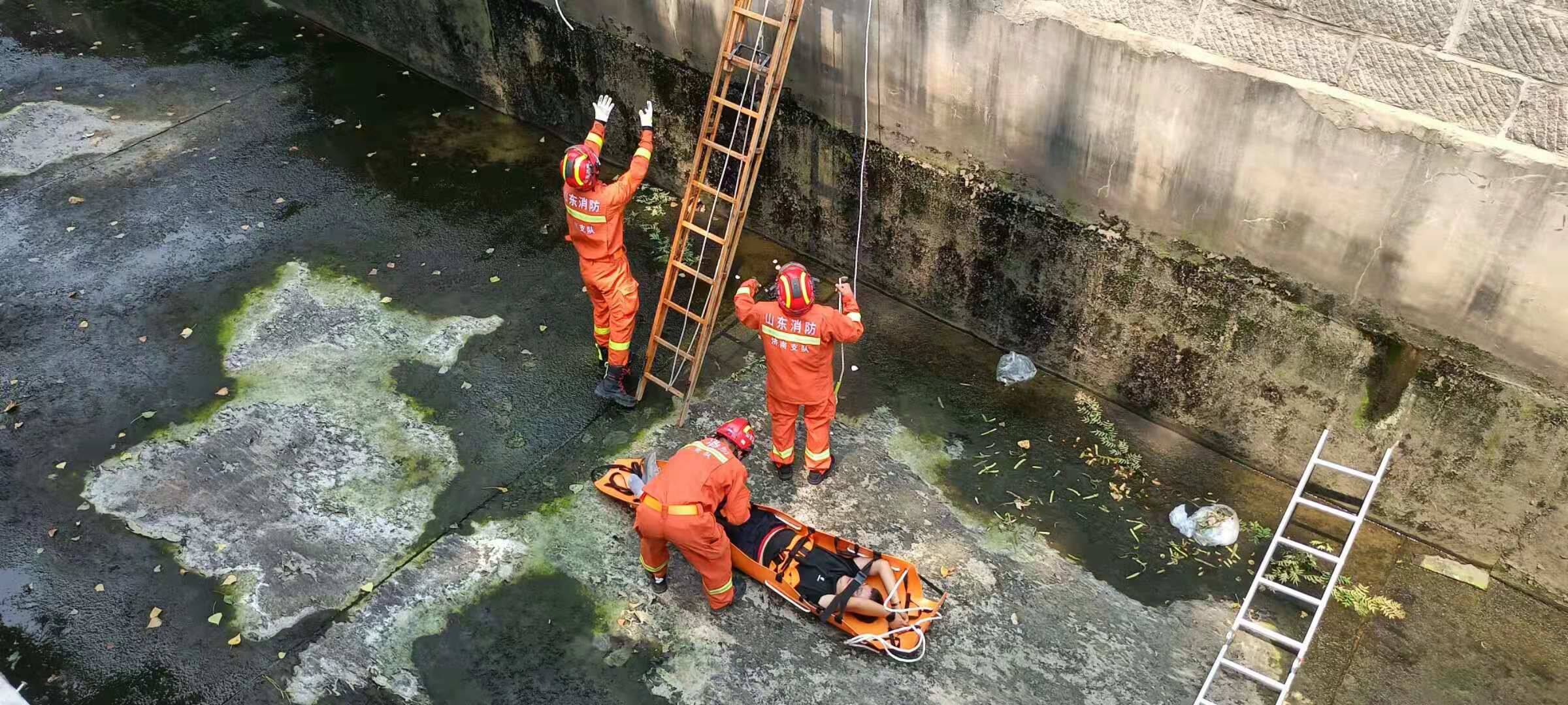 济南：一人被困5米深排水渠  消防紧急救援