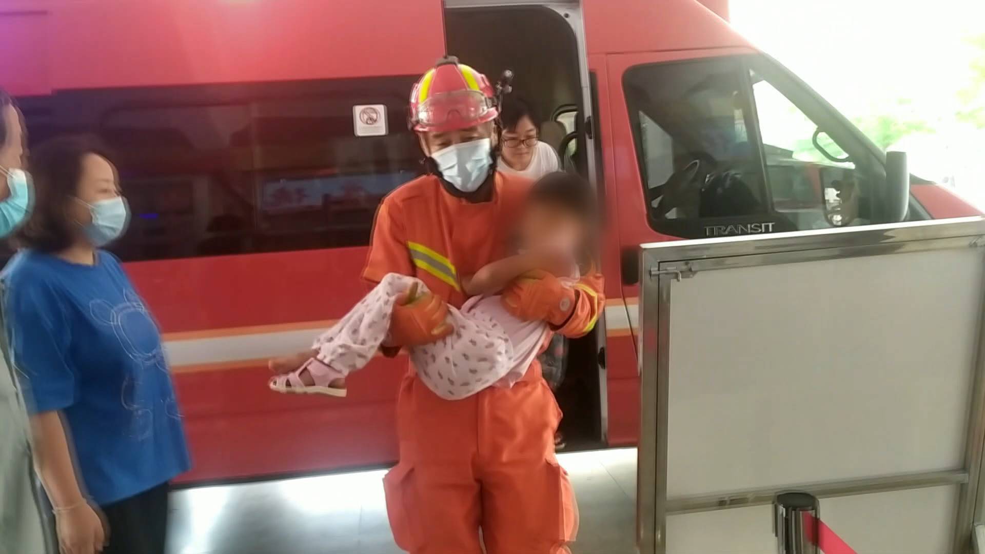使用健身器材需当心！淄博3岁女童脚卡健身器材内 消防员紧急救助