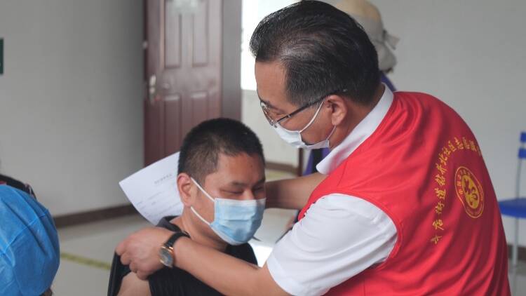 东营：暖心！志愿者帮助盲人夫妇完成疫苗接种