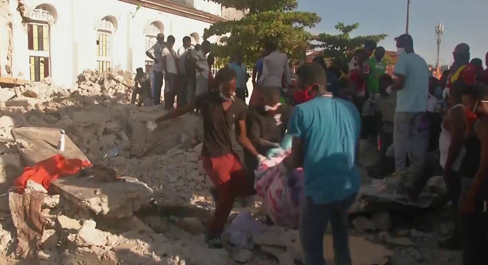 海地地震死亡人数升至1297人 已开始实施为期一个月国家紧急状态