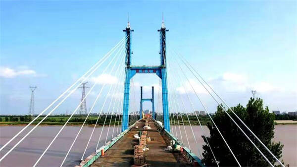 东营胜利黄河大桥全国首座钢斜拉桥换索完成 确保年底全桥通车