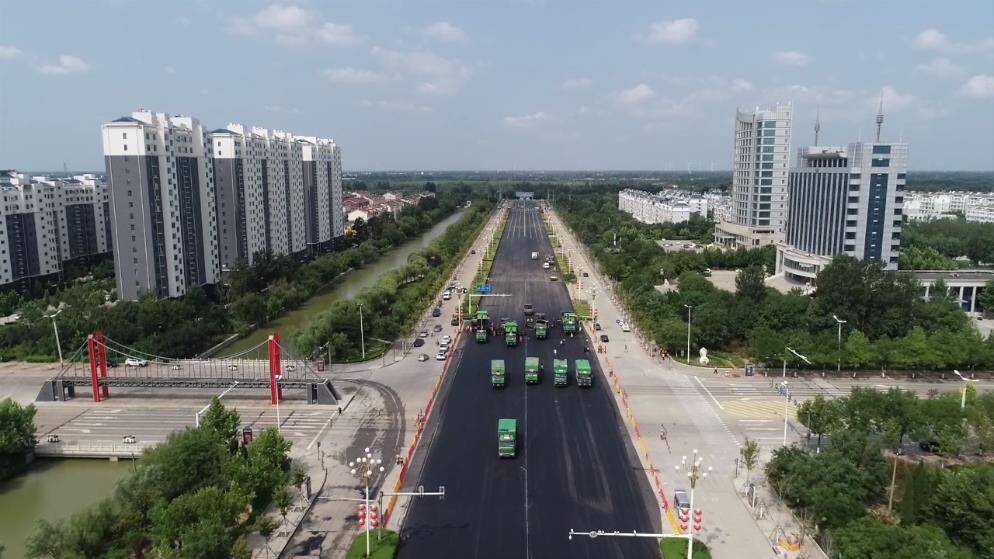 滨州市无棣县海丰十六路改造提升工程已进入主路面面层铺设收尾阶段