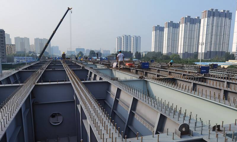济宁济安桥路与车站西路路口立体化改造项目全面进入桥面系施工