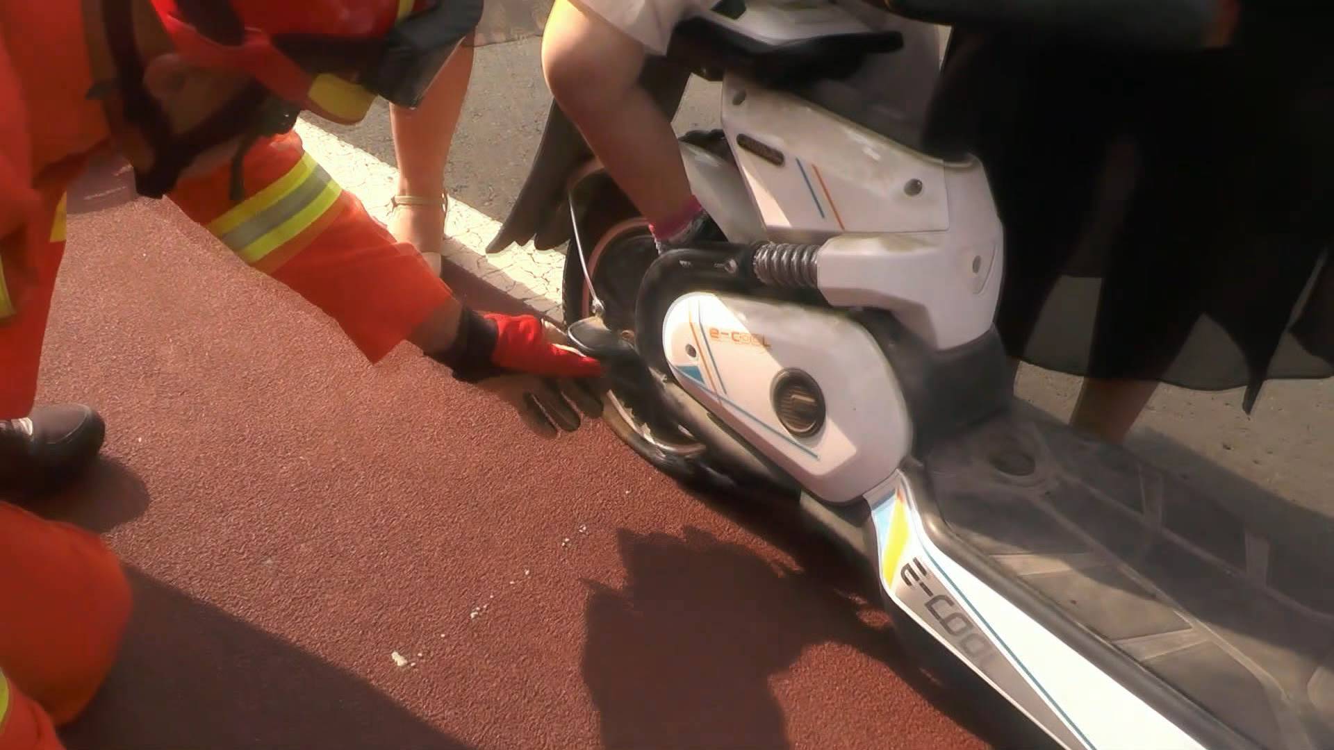 威海一儿童脚卡电动车  消防紧急救援
