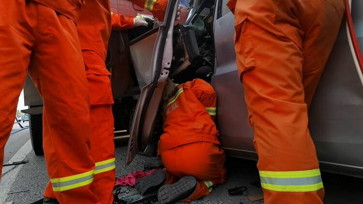 两车追尾司机被困！聊城消防员双膝跪地破拆救人