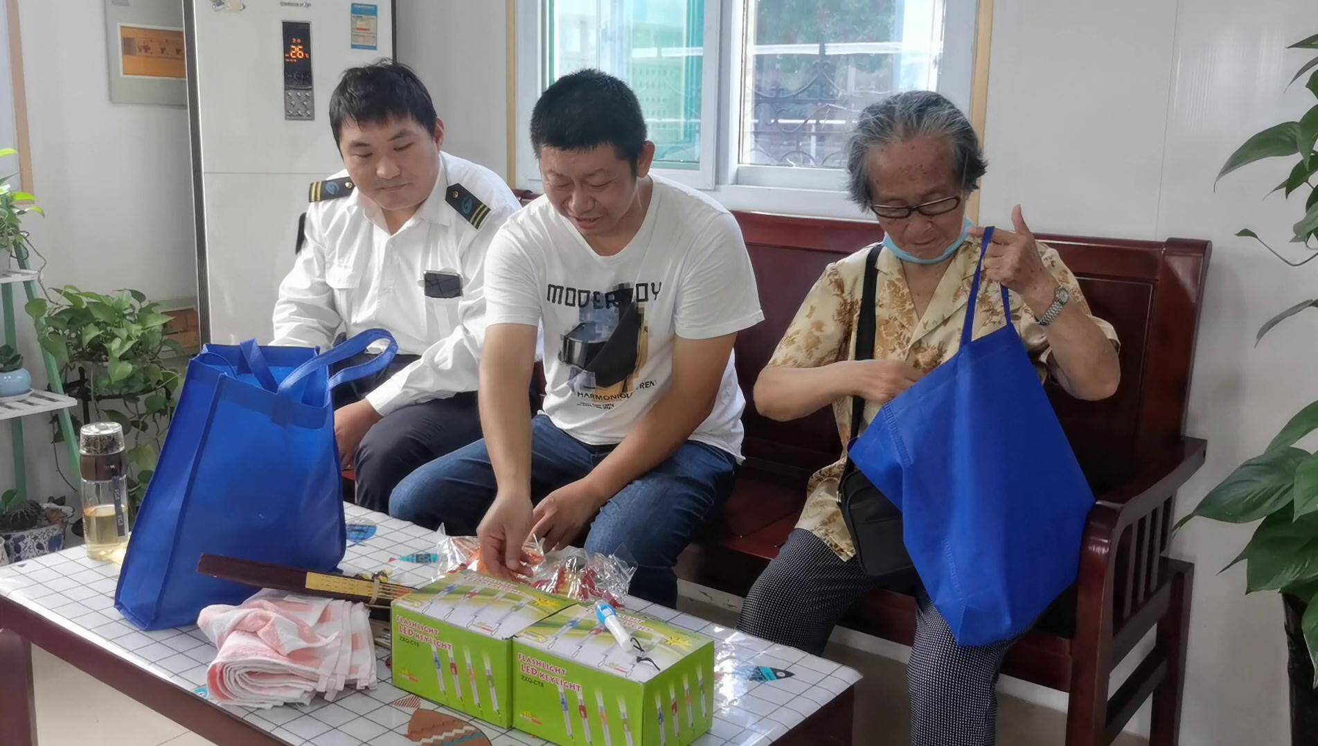 济南86岁老人多年坚持为公交驾驶员送小礼物 这次又送来200只手电筒