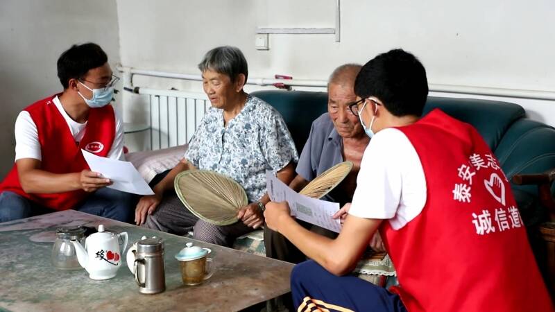 泰安岱岳区大学生志愿者开展“码上行动” 帮老人申请、打印健康码