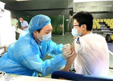 直击现场！烟台开发区启动12—17岁人群新冠疫苗接种工作