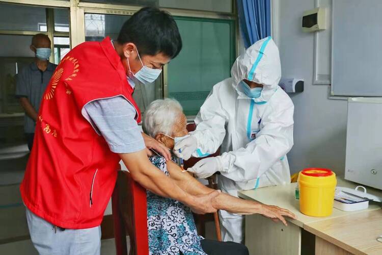 聊城高唐一108岁老人完成新冠疫苗接种