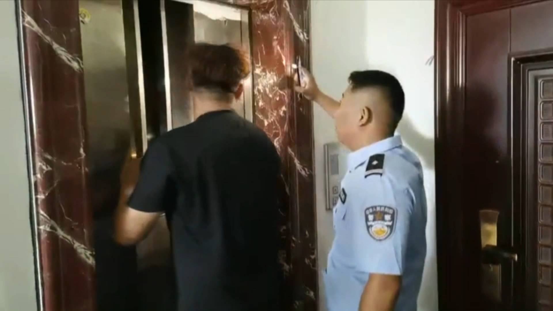 东营：电梯卡在楼层之间祖孙被困 民警边安慰边救援十分钟成功解救