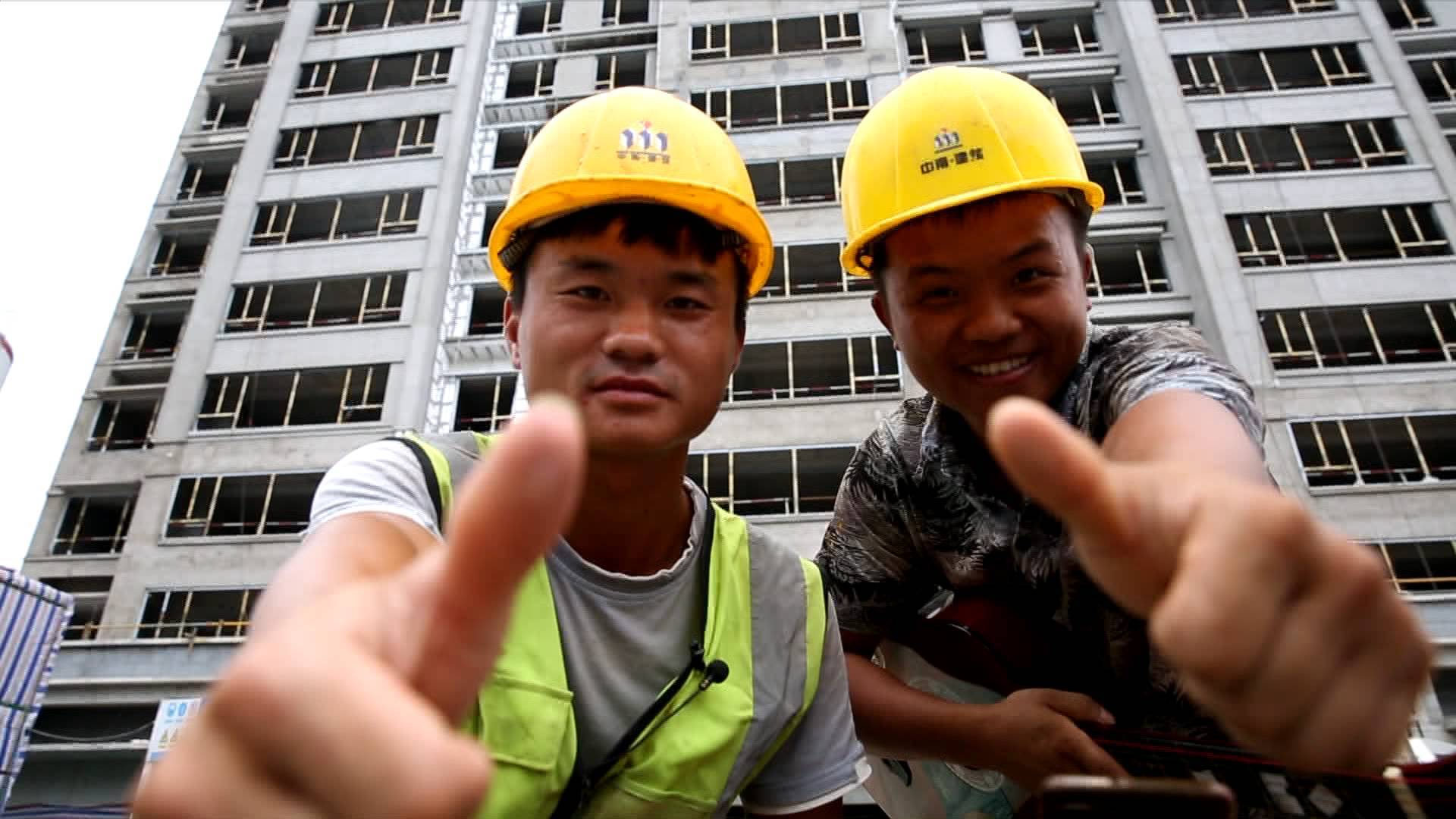 一个弹古筝一个弹吉他 青岛两名23岁小伙建筑工地上演“高山流水”