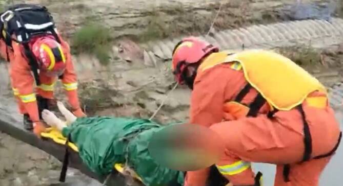 男子腰疾复发被困渔船 枣庄消防员冒雨转移