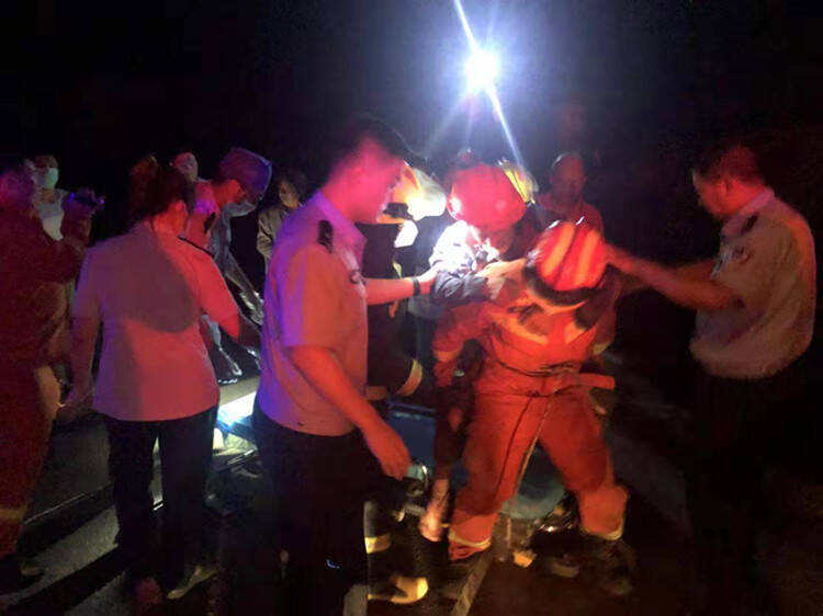 男子酒后失足跌落六米深桥底水中 青州公安消防紧急施救