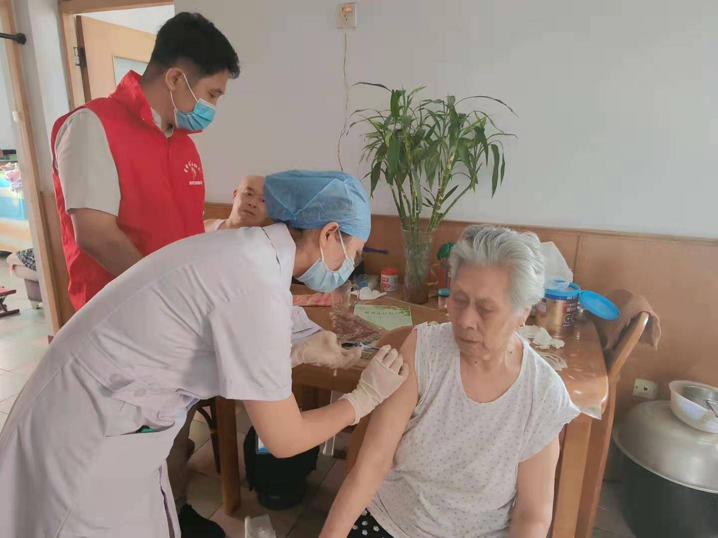 枣庄市中区龙山路街道为老年人疫苗接种提供“一条龙”服务