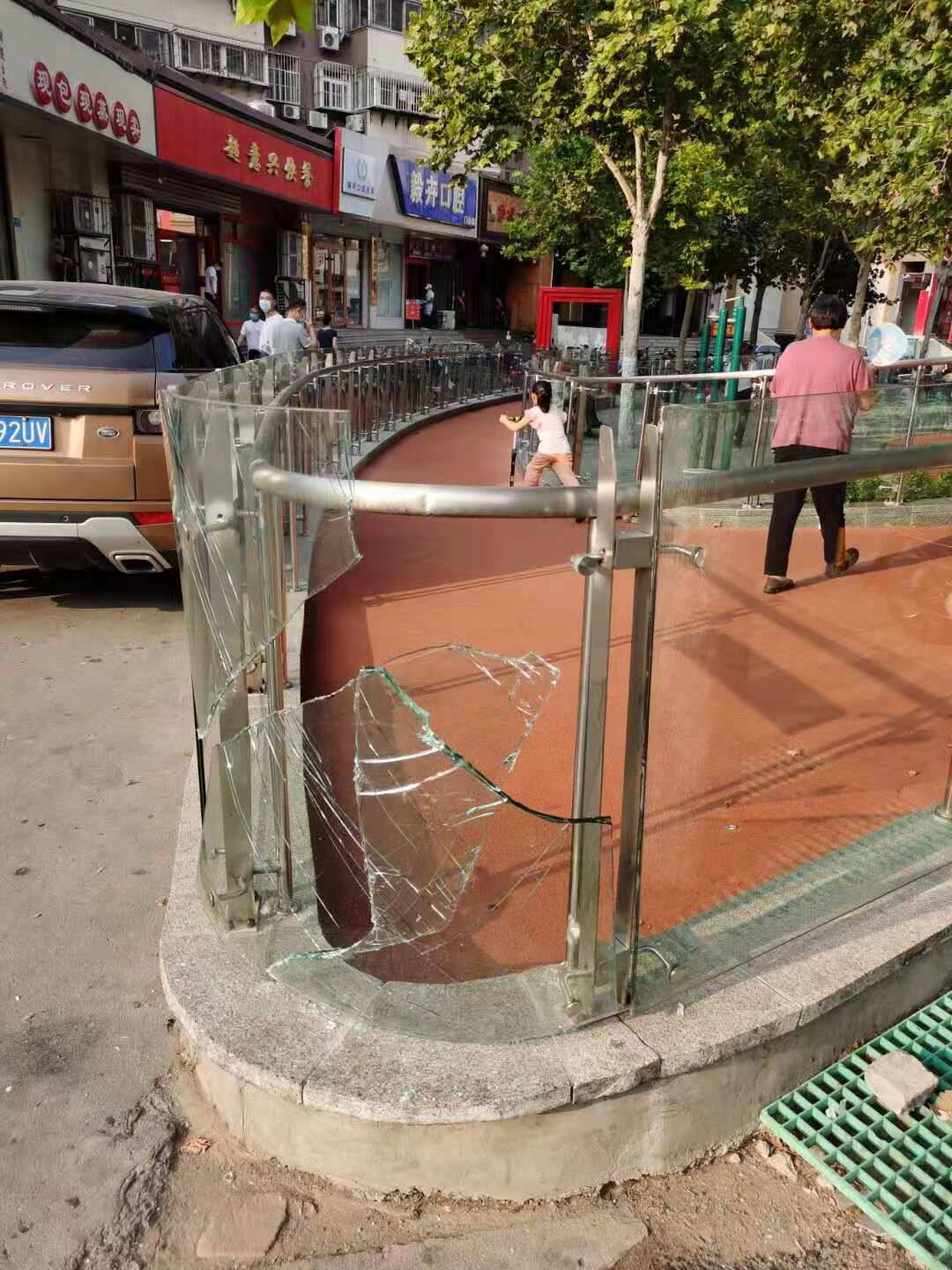 网络问政·我为群众办实事 | 网友：玻璃围挡破裂存在安全隐患 济南市：立刻安排修复