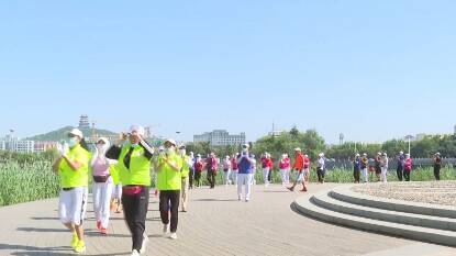 枣庄薛城志愿者奚仲广场健步走倡导“绿色出行”