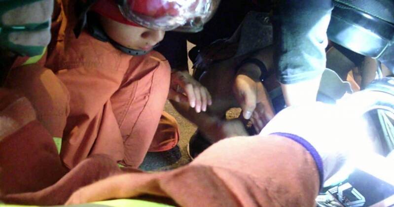 泰安5岁男童右脚不慎卡在电动车 消防拆车救人