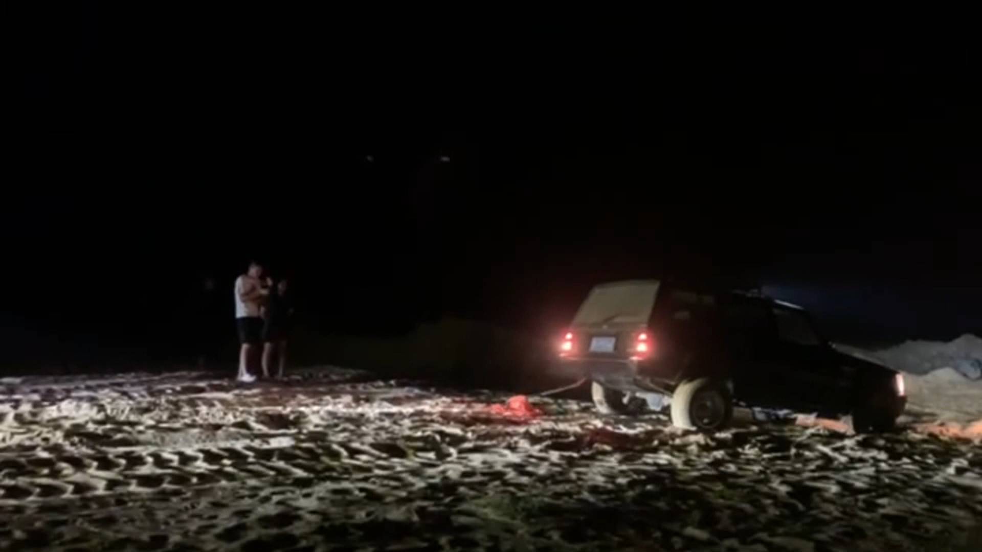 两辆越野车海边漫步先后被困 蓬莱救援队连夜驰援上演海滩“拔河”