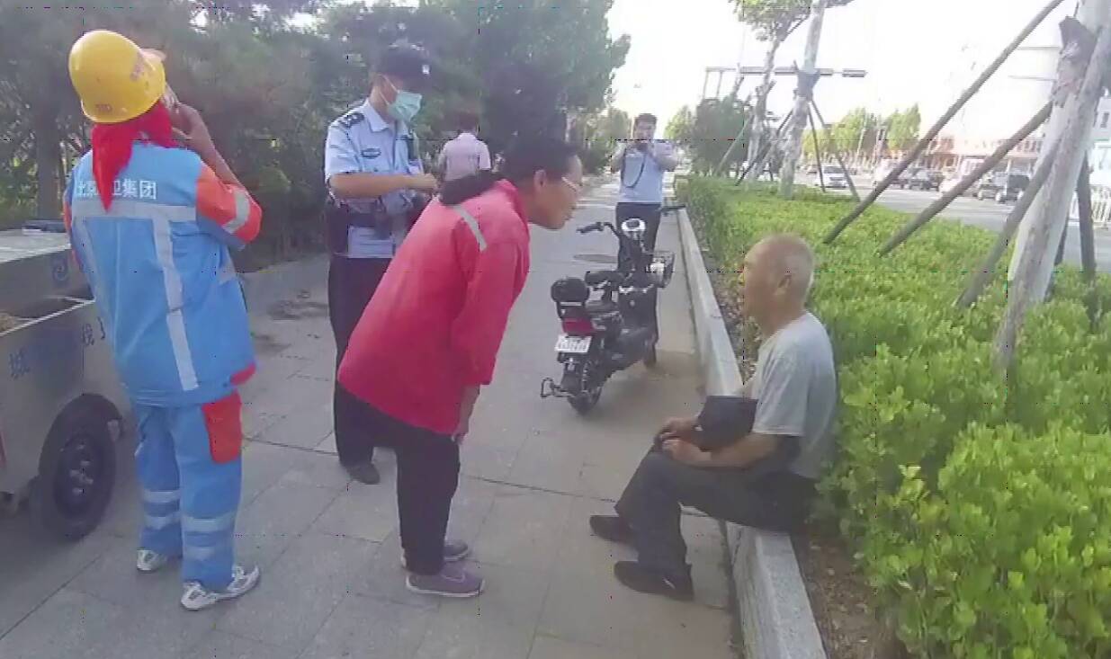 老人外出散步走不动路 警民联手暖心帮助联系上家人