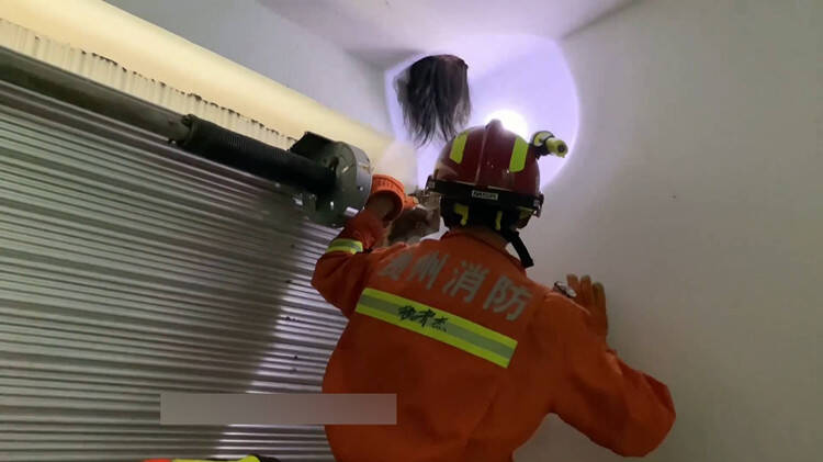 4岁女童头部被卡墙洞 消防员巧用菜油施救