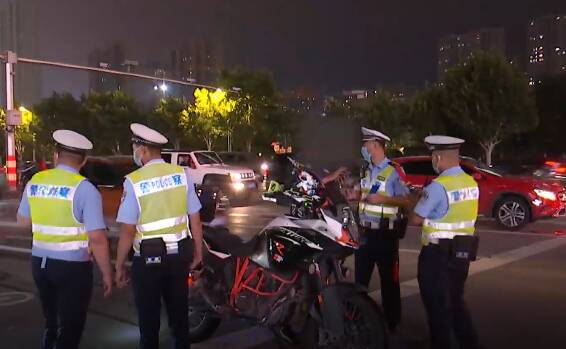 济南夜查“炸街”扰民 12辆大排量摩托车被拦下