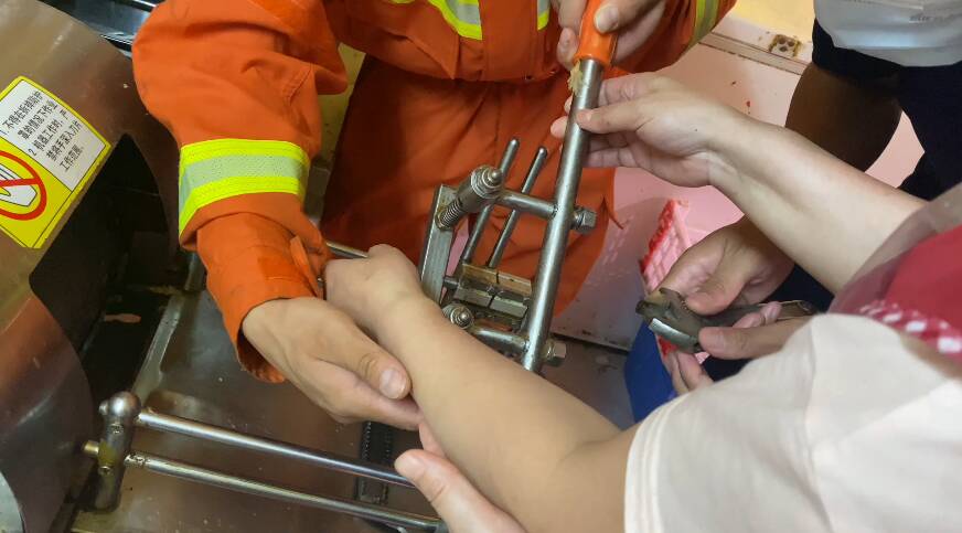 女子手臂被卡绞肉机 济宁消防紧急救援