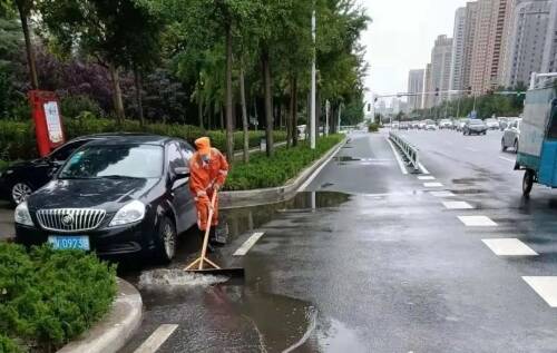 4000余名环卫工人齐出动！潍坊迅速开展市区道路清理工作