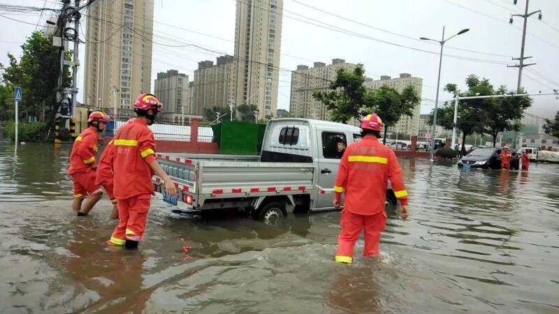 暴雨致2辆车被淹多人被困 泰安消防涉水推车救援