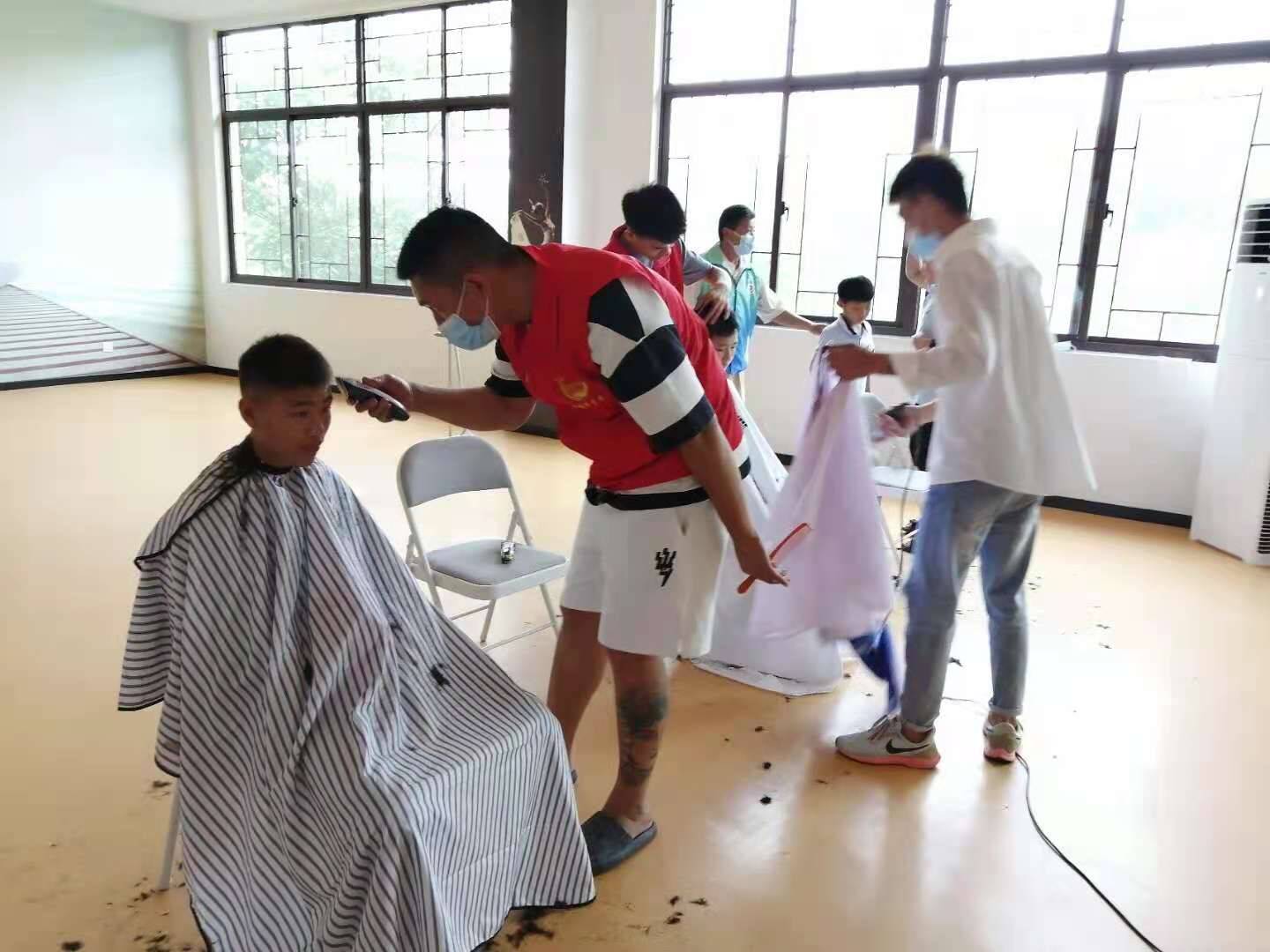 枣庄市阴平镇：志愿者为孤困儿童免费理发 新学期从“头”开始