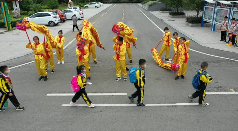 传承传统文化！枣庄市中区舞龙舞狮迎开学