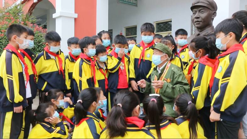 枣庄市中区开学第一课抗战老战士走进校园 讲述红色故事