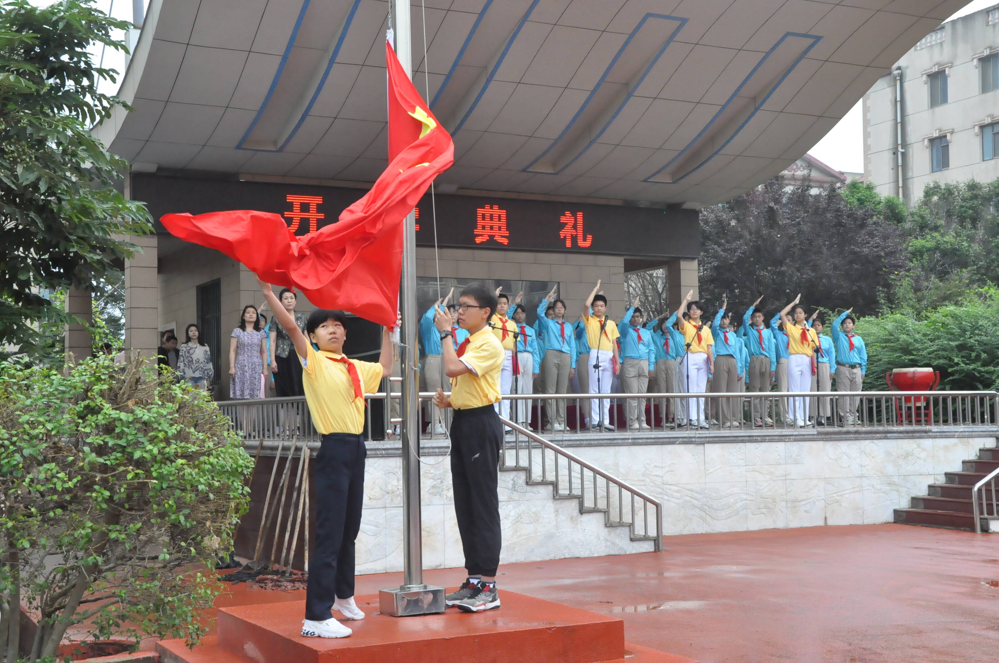 同升国旗 共唱国歌 济南学子开学第一天向祖国宣誓