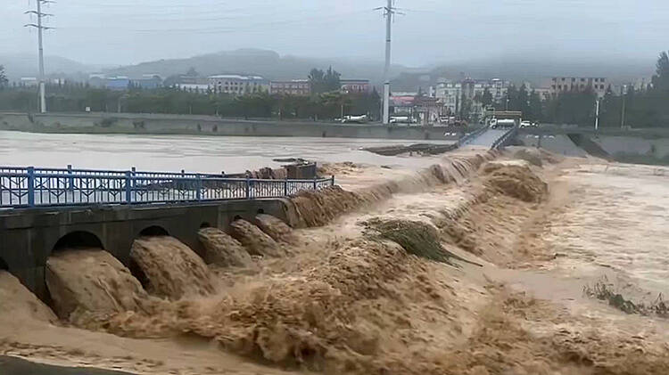 中坝大桥河水倒流图片