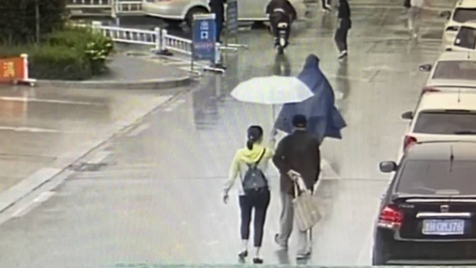 这个背影好暖！济宁一医生雨中为陌生老人撑伞 一路护送至医院