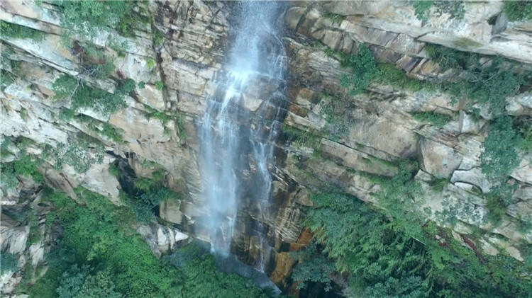 诗画山东丨水流从40多米山崖倾泻而下 航拍雨后艾山瀑布如练