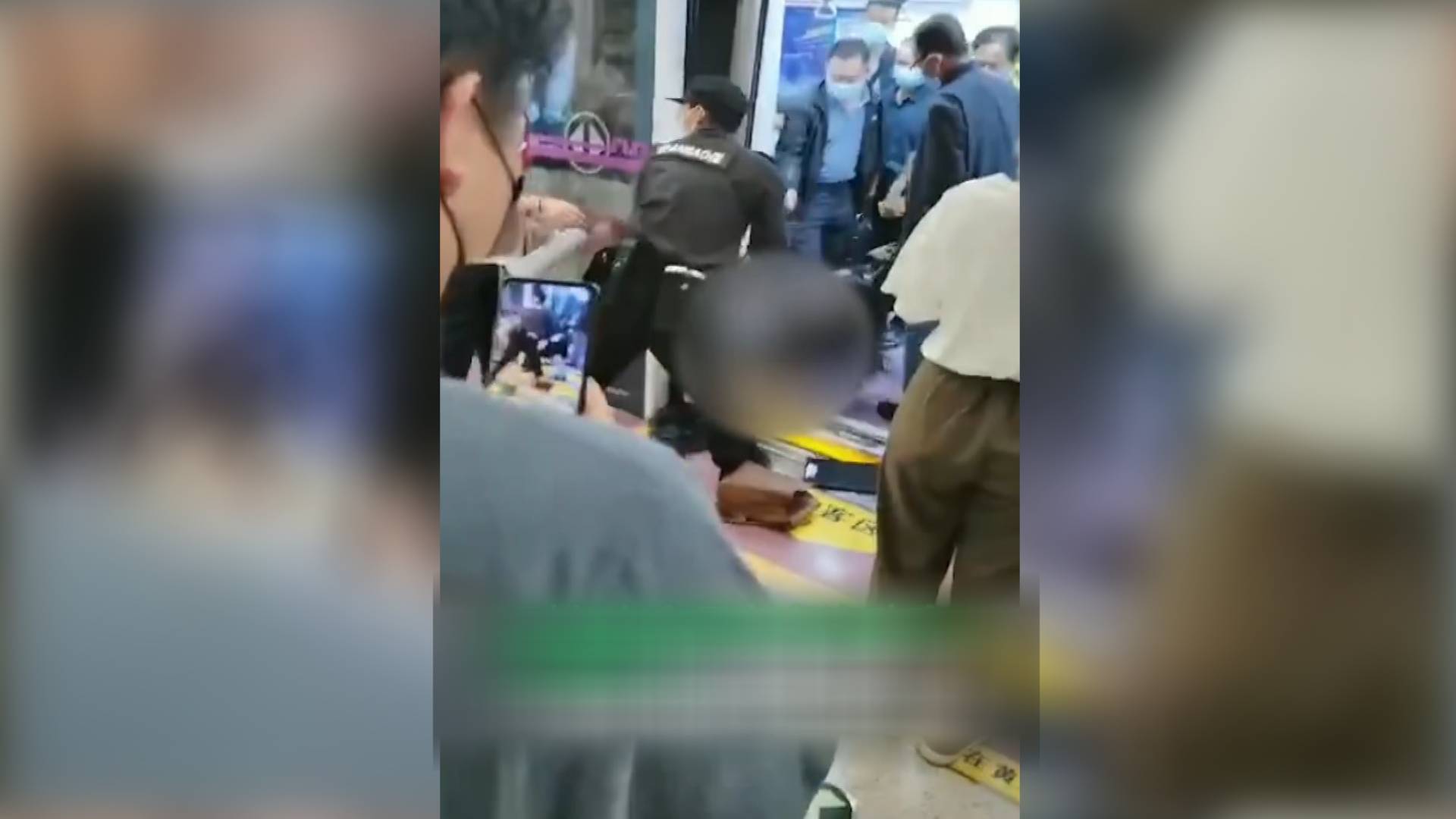 西安通报地铁保安拖拽女乘客处理结果：保安停职 轨交集团7人被处理