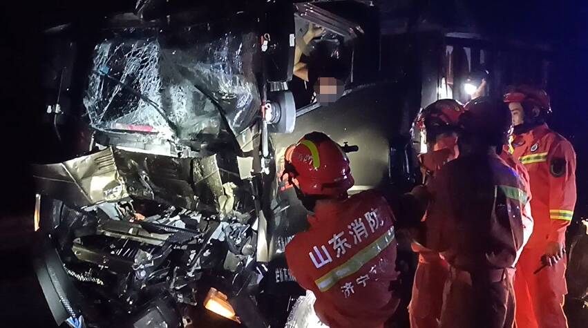 凌晨两车追尾司机被困 济宁消防紧急救援