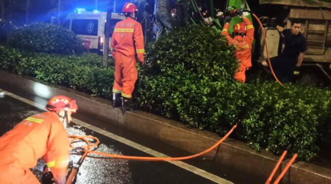 雨夜路滑渣土车失控司机被困 临沂消防员紧急施救助其脱困