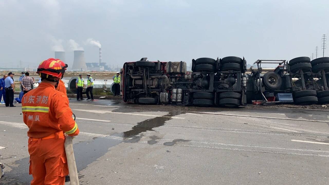 10噸液堿槽罐車側翻 濱州消防緊急救援