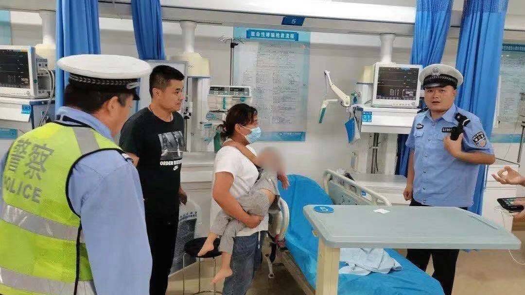 邹城一幼童因硬币卡喉导致昏迷 ，民警冒雨紧急护送