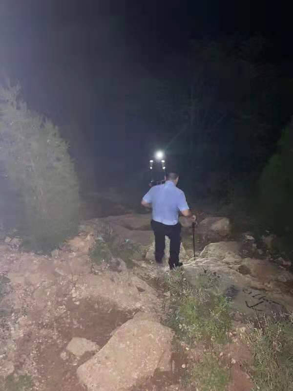 一男子在济南龙洞景区游玩 不慎迷路 10名民警两次进山寻找14小时