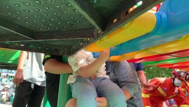 幼儿园一儿童头被卡在滑梯缝隙内 滨州消防紧急救援
