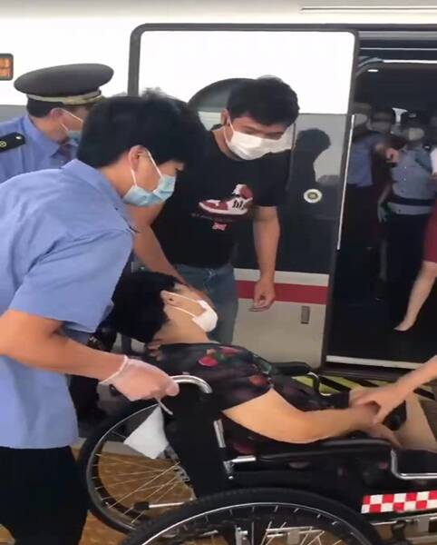 枣庄高铁站开辟“生命通道” 列车临时停车救助重病旅客