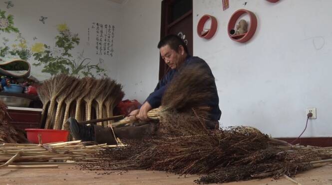 卖小笤帚每年收入300余万！枣庄市中区老手艺成了致富香饽饽