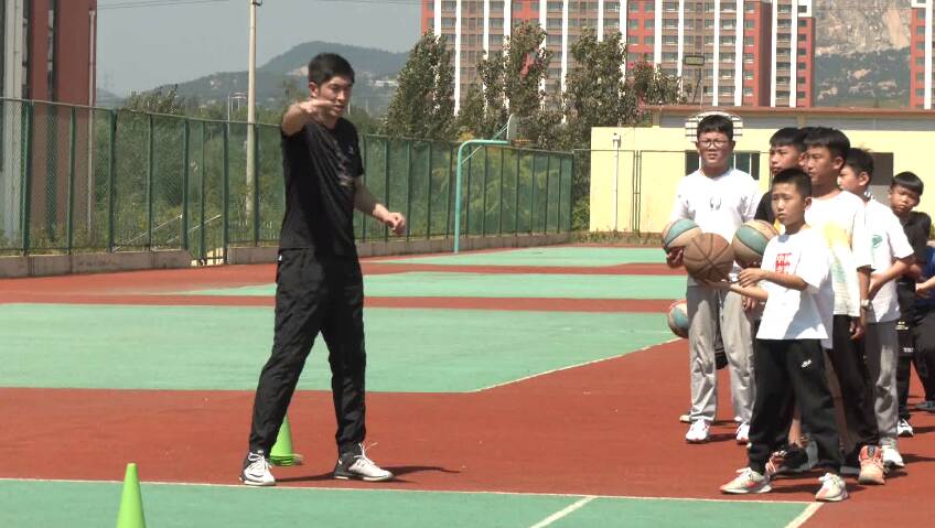 日照岚山区最美教师李鹏飞：在乡村校园打造小学篮球队 燃亮火热青春