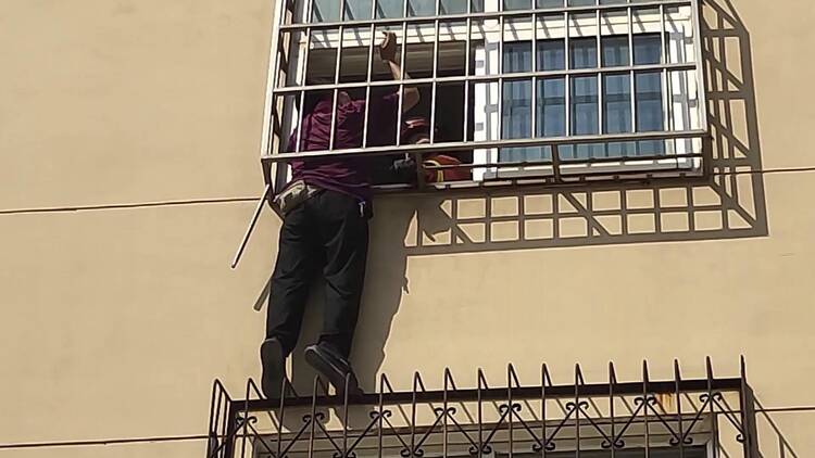 了不起的山东人｜聊城一3岁男童头卡窗外护栏 五旬维修工徒手爬4楼“托举”救人