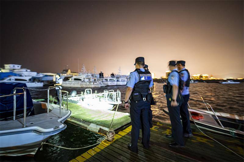 威海高区海岸警察夜巡渔港守护平安