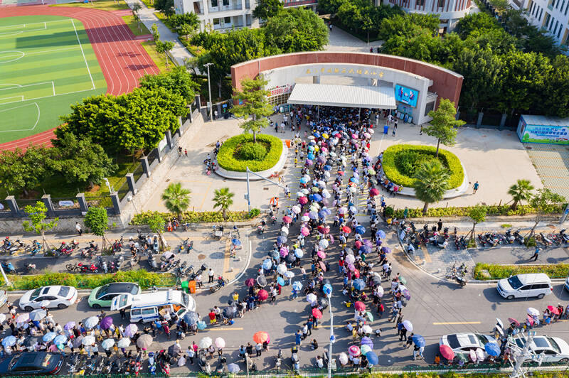 图/9月14日,厦门市同安区西柯镇洪塘头小学,市民排队等待核酸检测